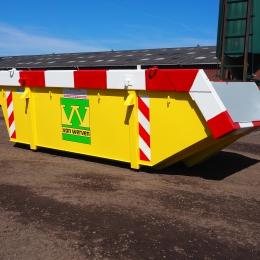 Gele afzetcontainer met rood-witte markering op een verhard terrein