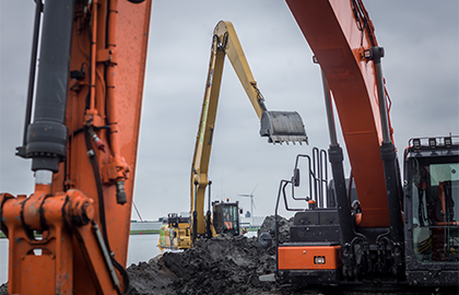 Machinist aan het werk op een infraproject van Van Werven