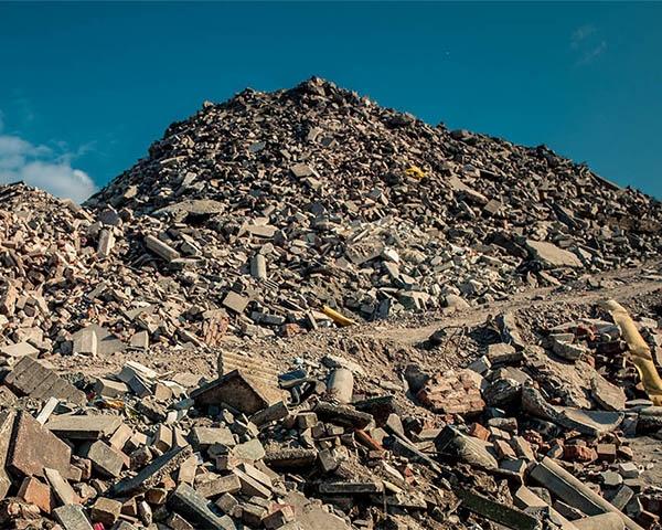Berg bouw- en sloopafval met gebroken beton, stenen en dakpannen