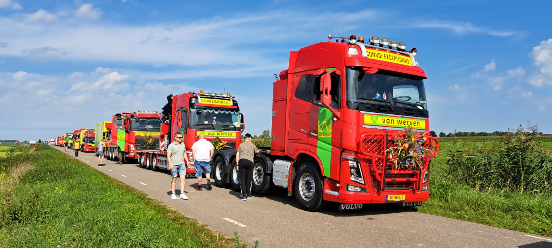 Een chauffeur van Van Werven met een passagier in de cabine tijdens de truckersdag