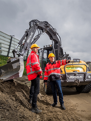 Kraanmachinist van Van Werven aan het werk op een bouwlocatie