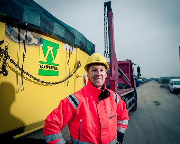 Medewerkers van Van Werven aan het werk in de buitenlucht