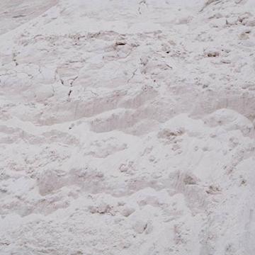 Hoop lichte, bijna witte zand- en grindkorrels op een depot